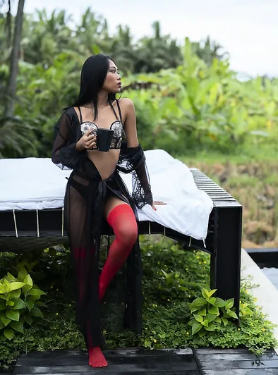 Sheeiziss: Stocking Siren’s Poolside Tease