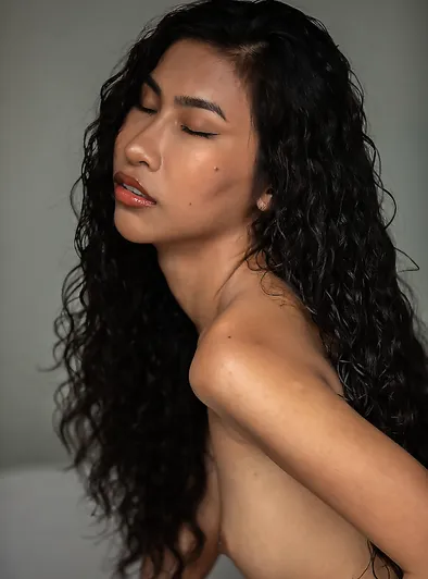 Bedroom Blaze: Niki’s Sensual Roll