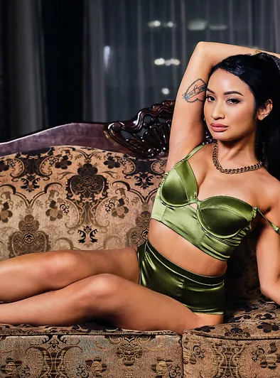 Avery Black Threesome Temptations