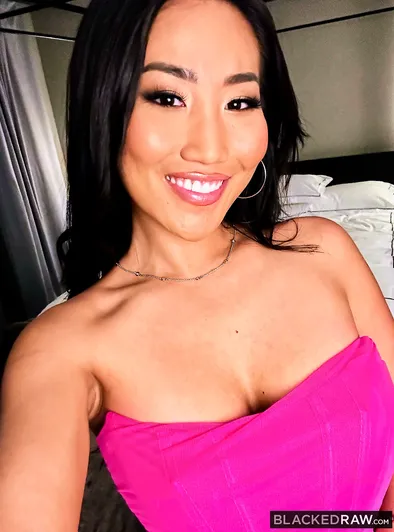 Jennie Rose’s Sultry Pink Dress Hookup