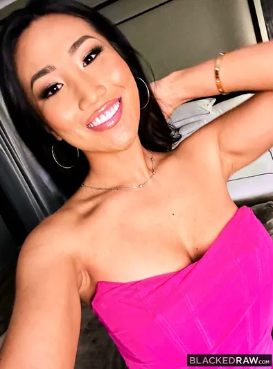Jennie Rose’s Sultry Pink Dress Hookup