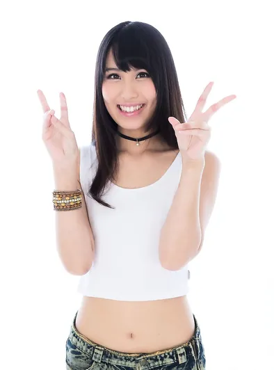 Kotomi Shinosaki shows off her shaved pussy