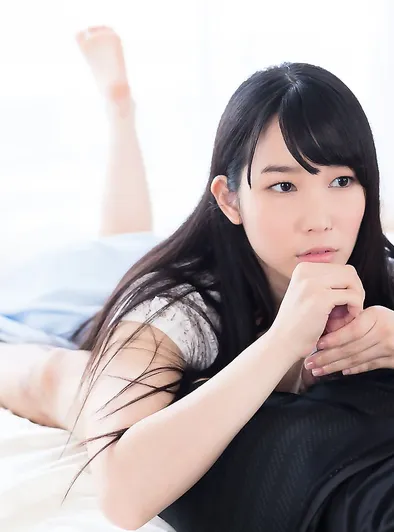 Yui Kasugano’s Hands-On Dress Strip