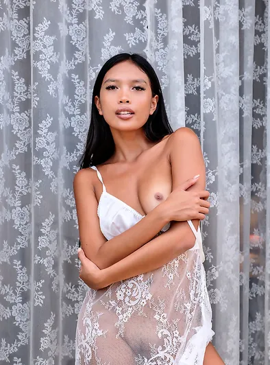 Shasha shows every inch of her body