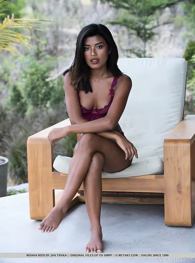 Moana Rosi's Seductive Morning in Paradise