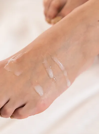 Saki Kawanami’s Seductive LegsJapan Photoshoot