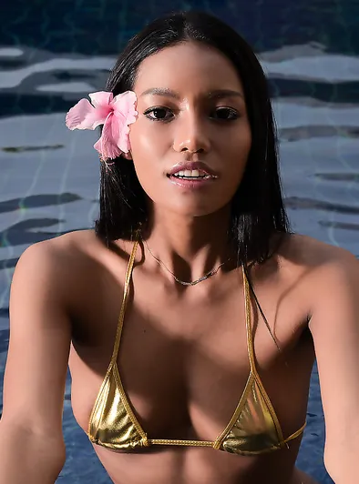 Chloe's Tropical Poolside Glow