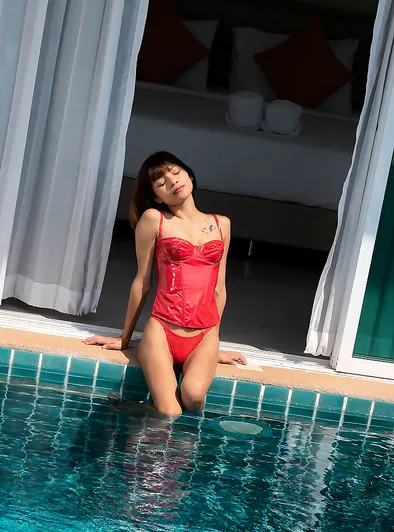 Oopeve’s Corset-to-Ass Unveil