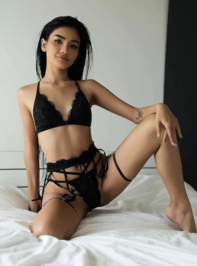 Vina Rae’s Sunlit Seduction