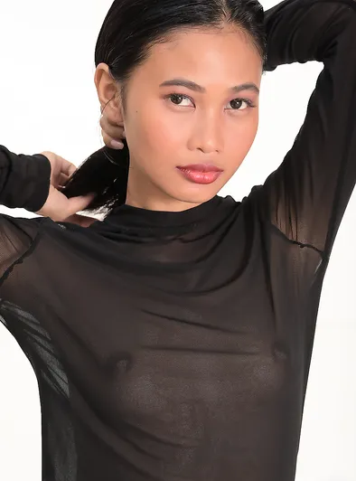 Fujiko Resha Oils Up In The Sun