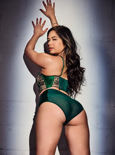 Scarlett Alexis' Intense Threesome Cock Worship