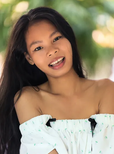 Por Pulls Off Her White Dress to Show Her Trimmed Pussy