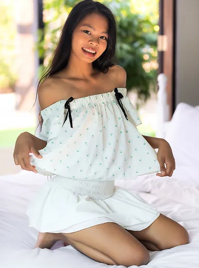 Por Pulls Off Her White Dress to Show Her Trimmed Pussy