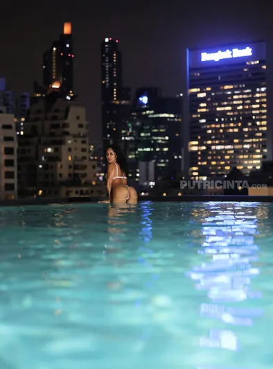 Raysileeum Licks Big Dildo and Soaps up in Pink Bikini