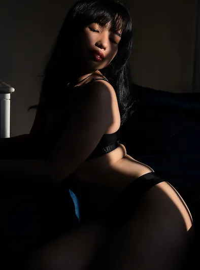 Norah’s Sporty Ass Throne Glow