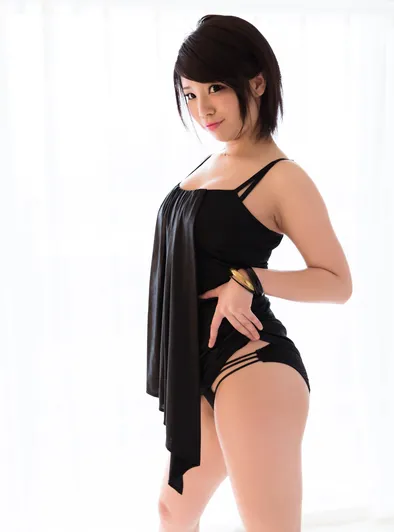 Mei Ashikawa Teases and Shows Shaved Pussy