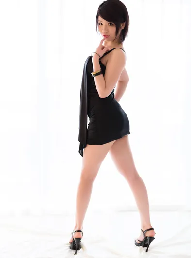 Mei Ashikawa Teases and Shows Shaved Pussy