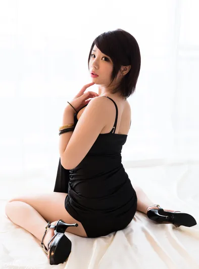 Mei Ashikawa Teases and Shows Shaved Pussy