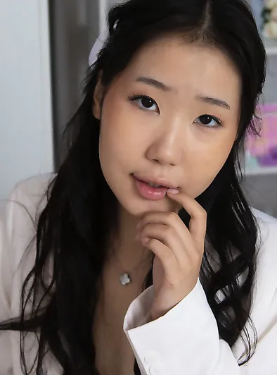 Anna Abit Spreads Her Tight Pussy