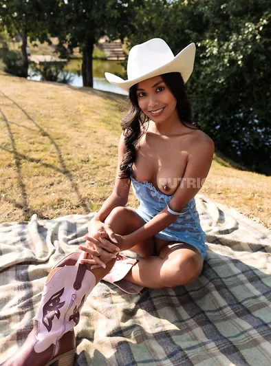 Putri Cinta Naked Cowgirl Outdoors