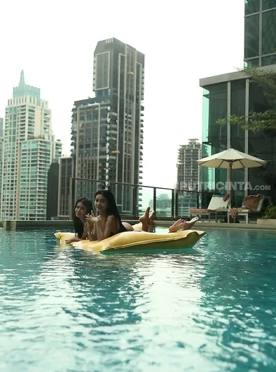 Cookie and Vina Rae in Lesbian Tease