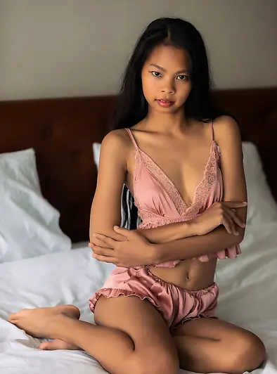 Por Strips And Shows Shaved Pussy on Bed