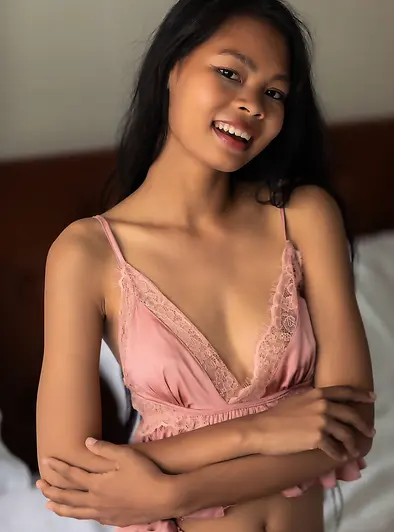 Por Strips And Shows Shaved Pussy on Bed