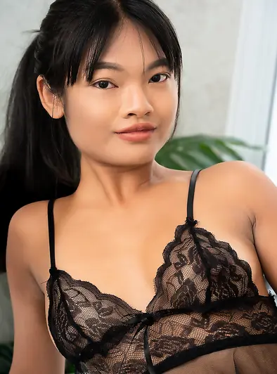 Lilly Narak Teases Shaved Pussy In Bathtub