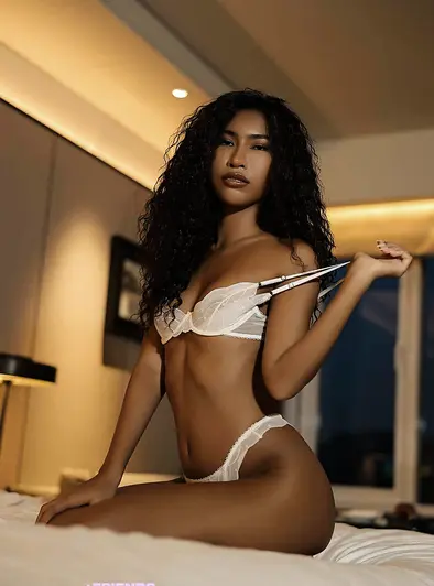 Niki Meow Wet Naked Hotel Playtime