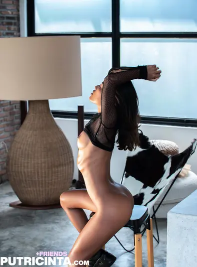 Tita Sahara Teases Her Bubbly Ass Nude In Fishnets