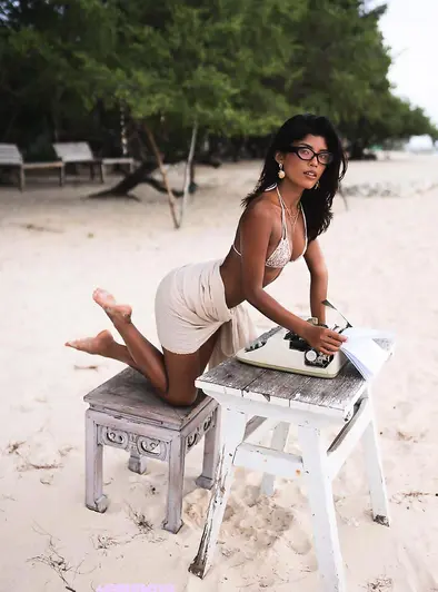 Tita Sahara Flaunts Her Nude Beach Ass On Tropical Sand