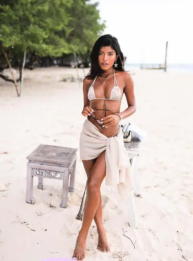 Tita Sahara Flaunts Her Nude Beach Ass On Tropical Sand