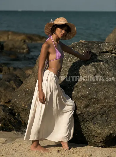 Rosah Nude On Beach Shows Off Her Ass