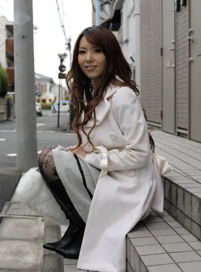 Yui Hatano's Cute Outdoor Stockings Tease With A Smile