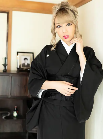 Luna Shimotsuki Wears Kimono and Gets Naked in Tub