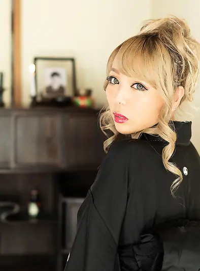 Luna Shimotsuki Wears Kimono and Gets Naked in Tub