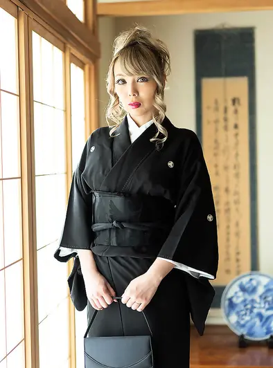 Luna Shimotsuki Wears Kimono and Gets Naked in Tub