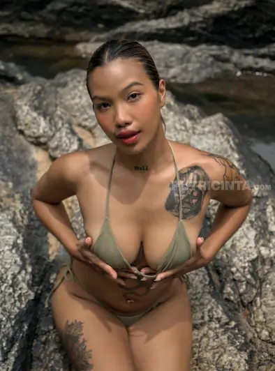 Lady Valentina Strips In The Jungle And Gets Wet