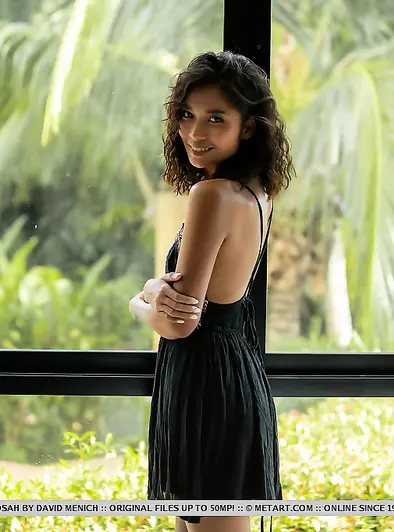 Rosah Ditches Her Dress For Naked Window Fun