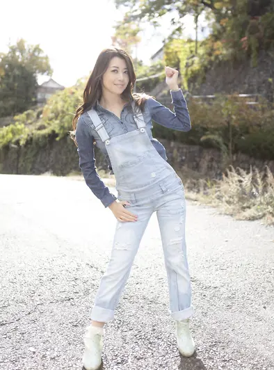 Maki Hojo Flashes Her Round Ass Outdoors