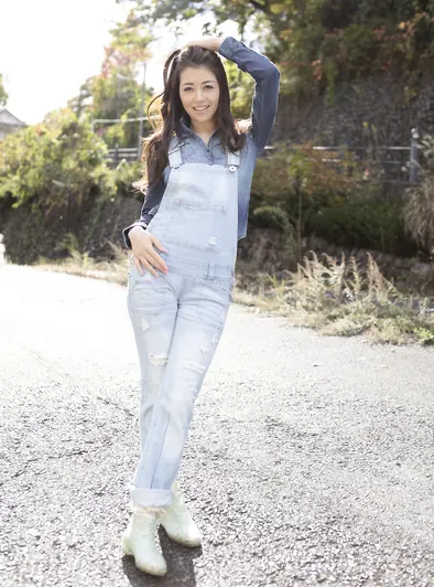 Maki Hojo Flashes Her Round Ass Outdoors