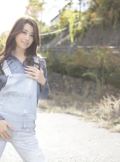 Maki Hojo Flashes Her Round Ass Outdoors