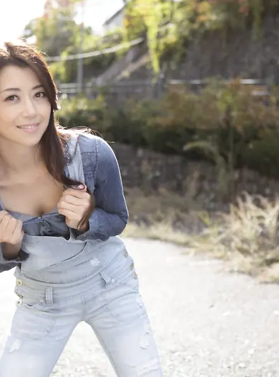 Maki Hojo Flashes Her Round Ass Outdoors