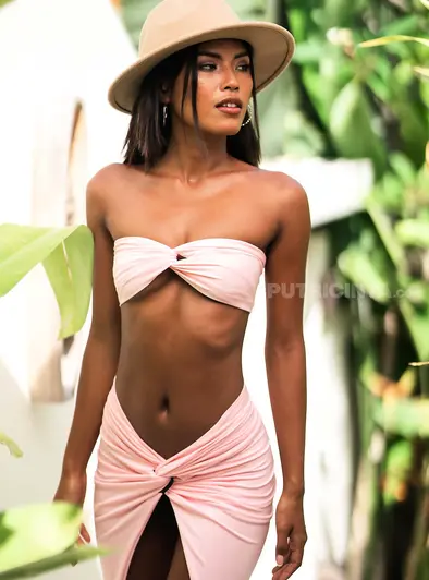 Tita Sahara Goes Completely Nude By The Pool