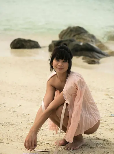 Cara Pin Gets Naked And Plays On The Beach