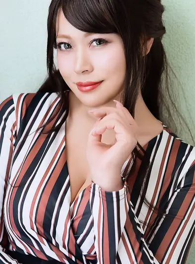Kanami Uno Shows Off That Curvy Body