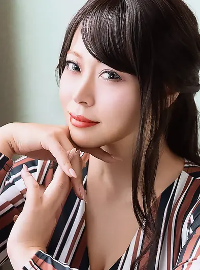 Kanami Uno Shows Off That Curvy Body