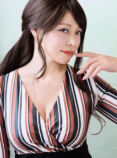 Kanami Uno Shows Off That Curvy Body