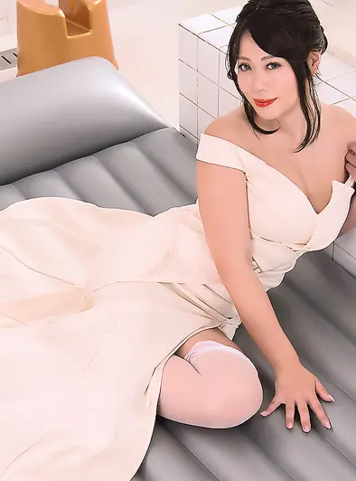 Kanami Uno Shows Off That Curvy Body