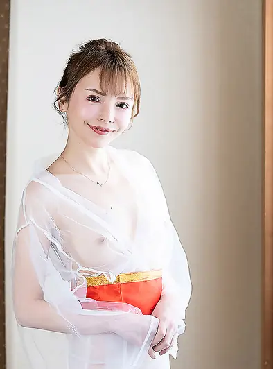 Reona Hironaka Shows Off Every Sexy Side